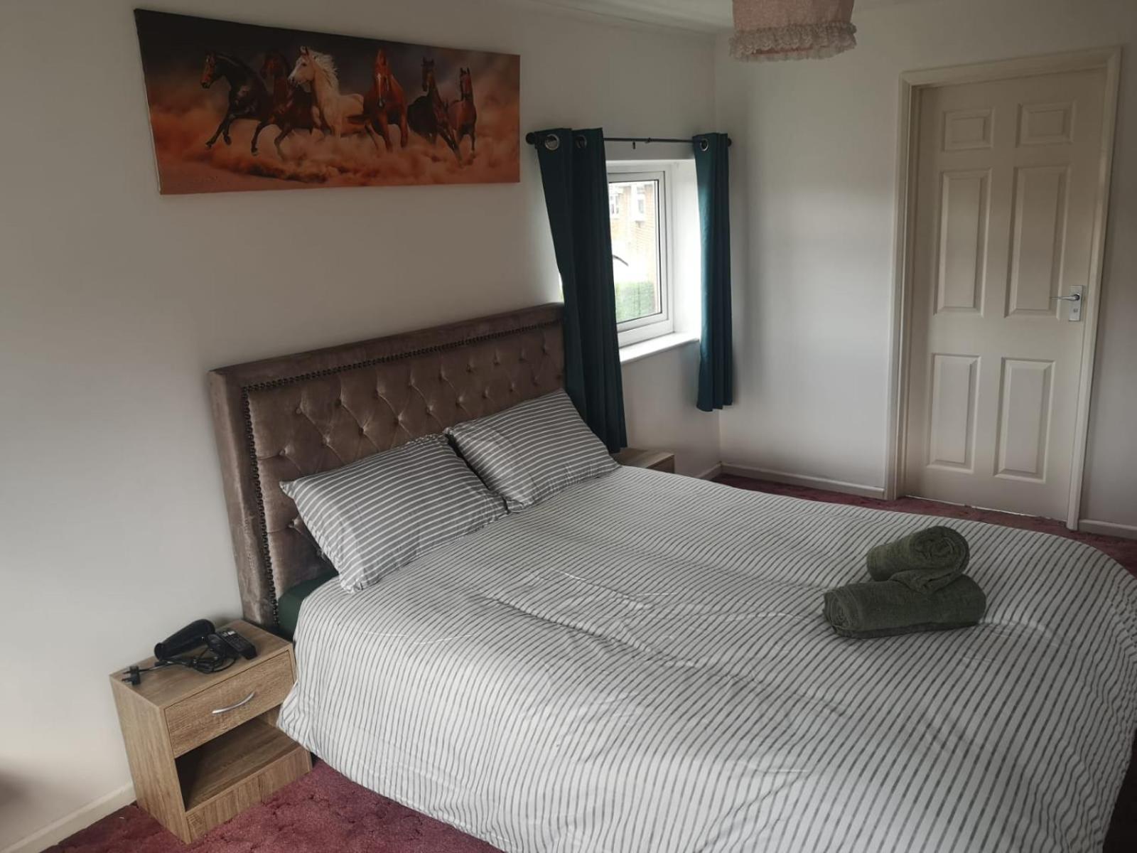 ホテル Mossbank House Luton Airport エクステリア 写真