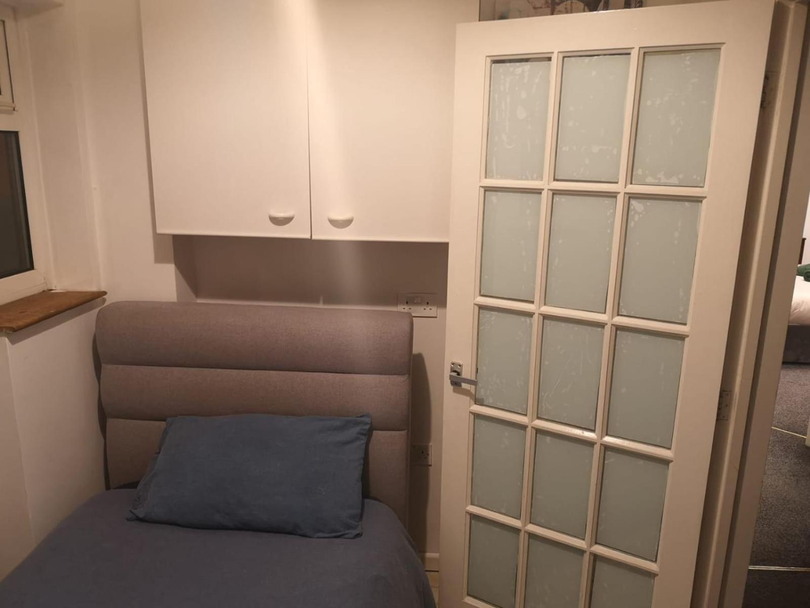ホテル Mossbank House Luton Airport エクステリア 写真